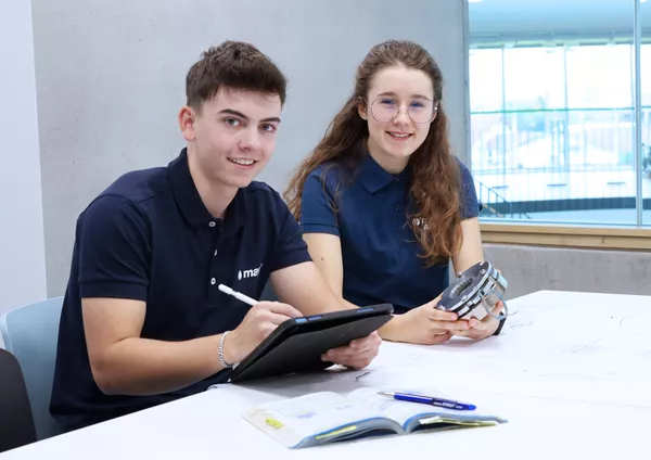 Chr. Mayr GmbH + Co. KG | Lisa (3. Lehrjahr) und Luis (1. Lehrjahr)