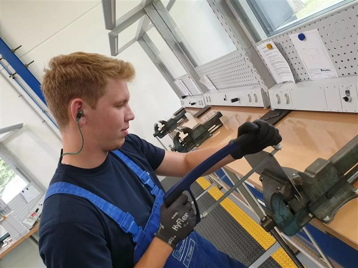 Leon in der Lehrwerkstatt