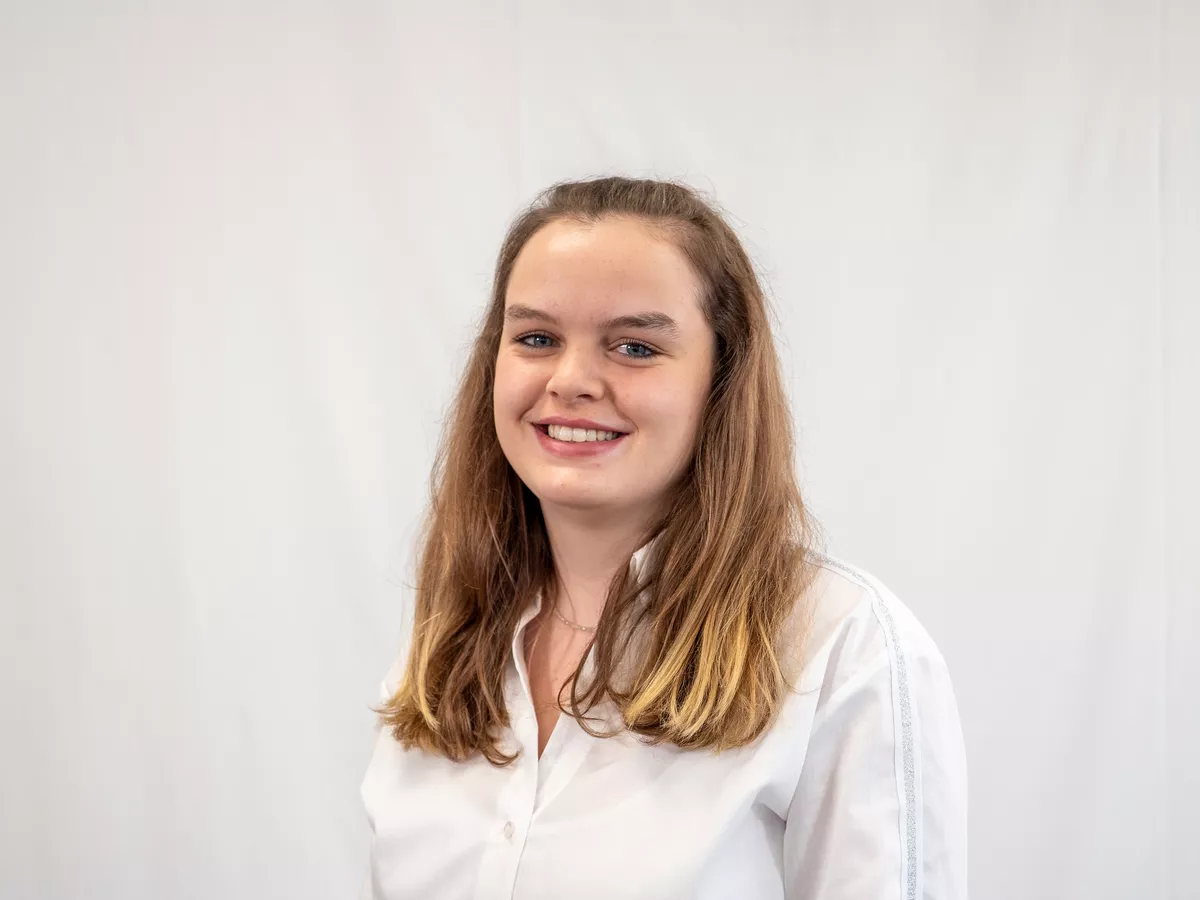 Celine erlernt den Beruf Kauffrau für Büromanagement.