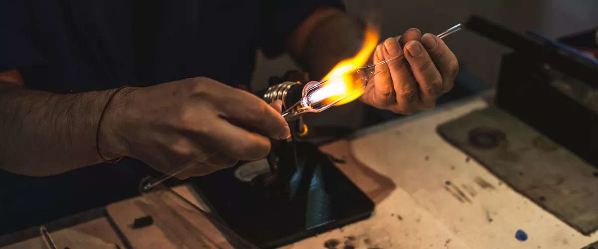 Bei der Glasherstellung muss man sehr viel Fingerspitzengefühl beweisen.