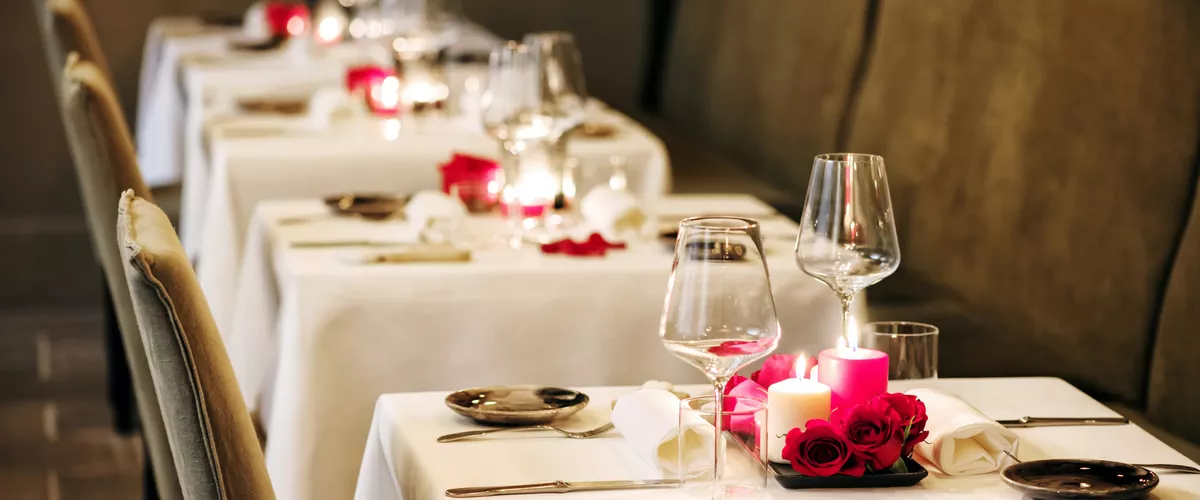 Angestellte in der Hotellerie und Gastronomie kümmern sich um das Wohlbefinden ihrer Gäste.