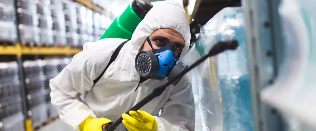 Gute Schutzausrüstung ist bei der Arbeit mit Chemie dringend notwendig.