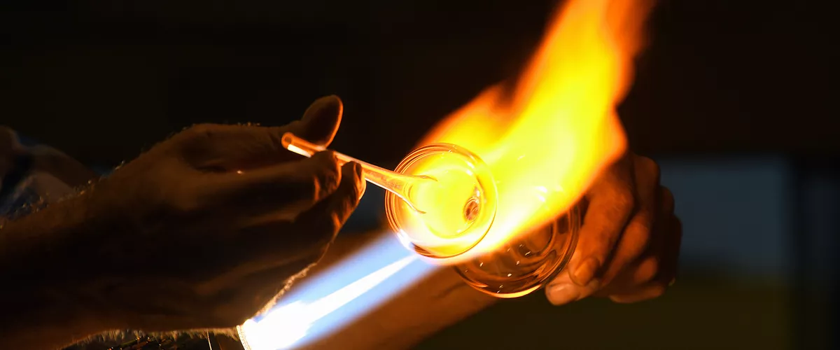 Der Glasbläser hat einen seltenen Beruf.