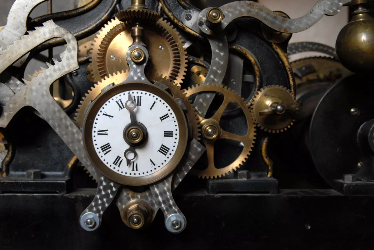 Zahnräder und Ziffernblatt einer Uhr