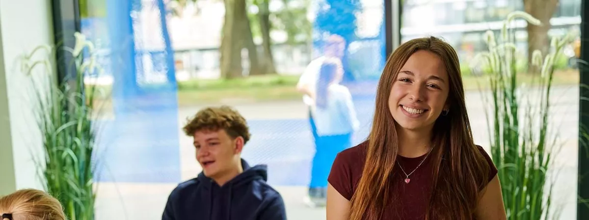 Auszubildende lehnt an Stehschreibtisch