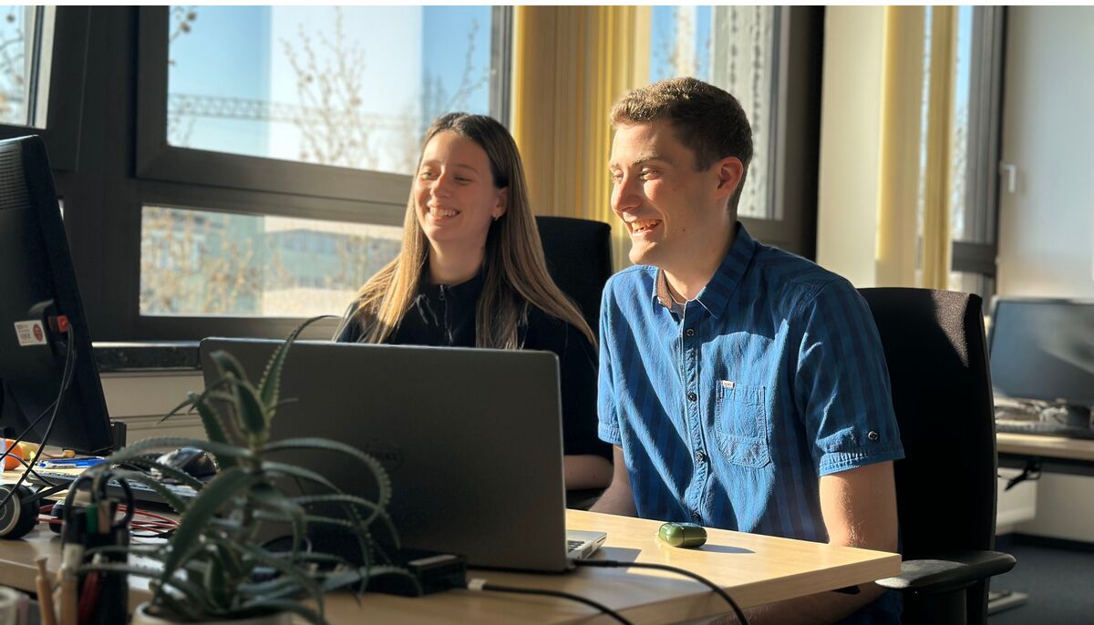 Auszubildende am Arbeitsplatz bei e-fellows.net