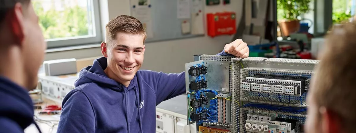 LEW Auszubildender Elektroniker für Betriebstechnik vor Werkbank