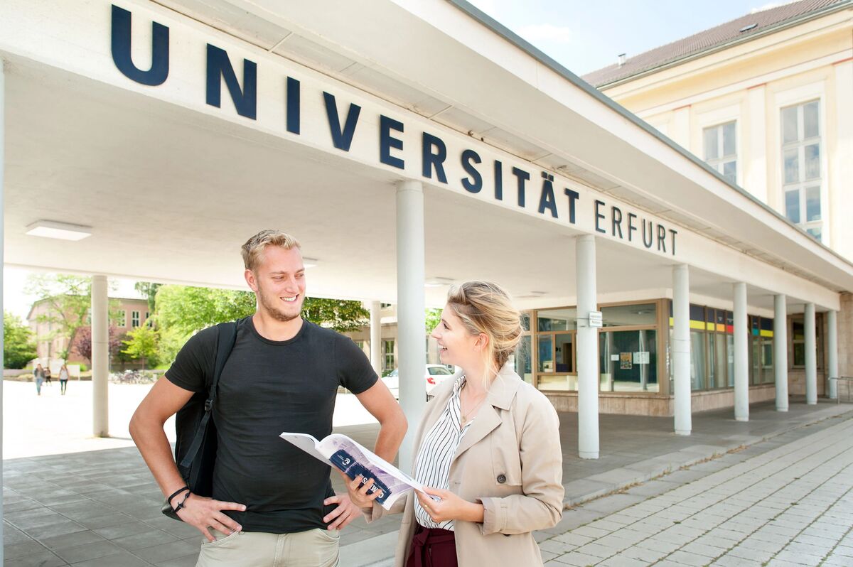 Studierende am Haupteingang der Universität Erfurt