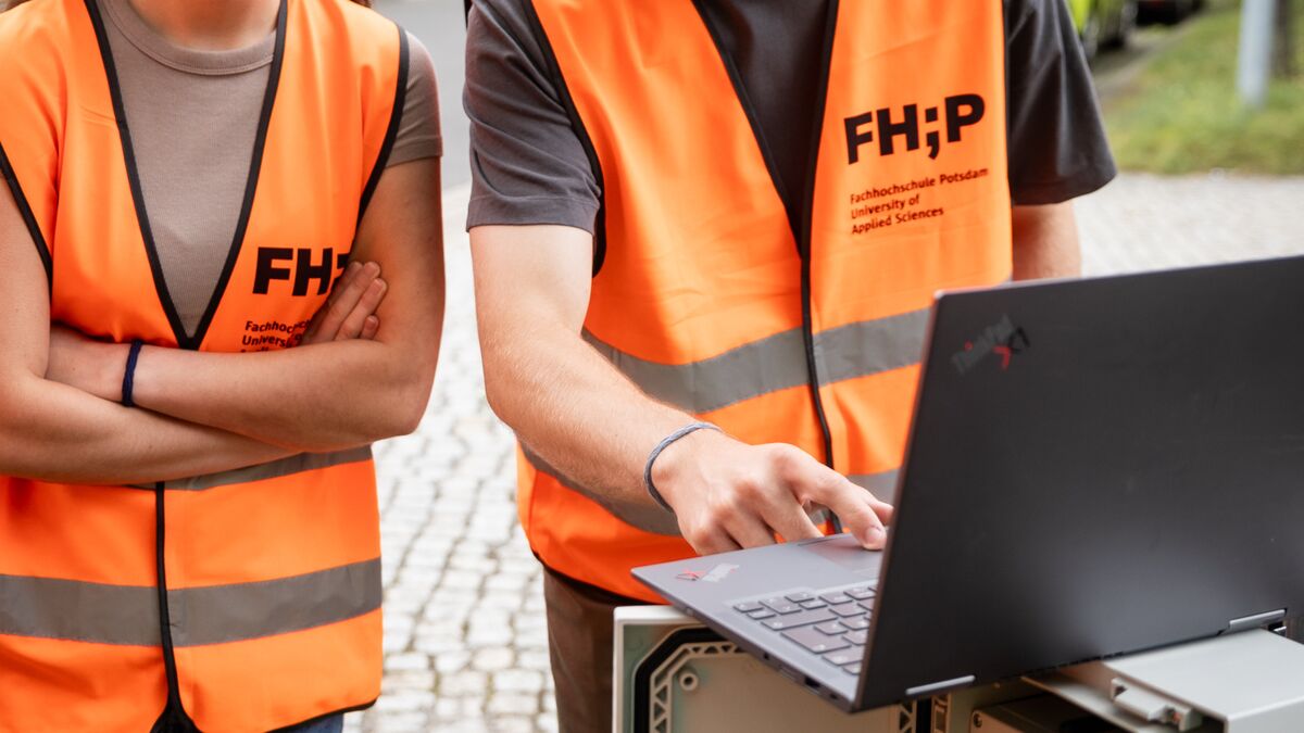 Studierende beim Versuchsaufbau