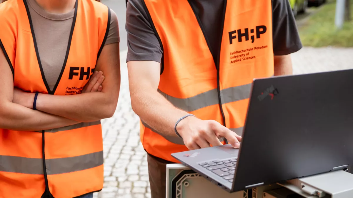 Studierende beim Versuchsaufbau