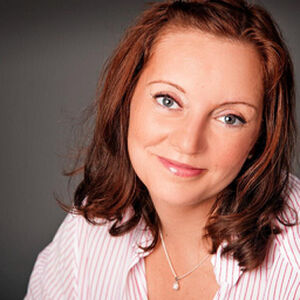 Frau Anja Groth