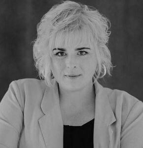 Frau Laura Niebuhr