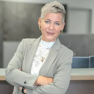 Frau Fabienne Bauer