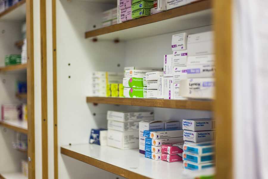 Pharmazeutisch-kaufmännische Angestellte lagern Medikamente fachgerecht