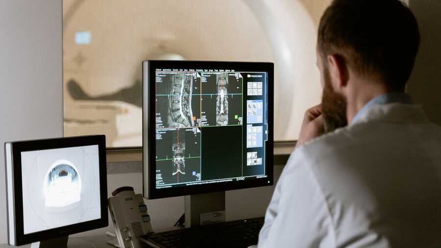 Medizinisch-technischer Radiologieassistent bei der Arbeit