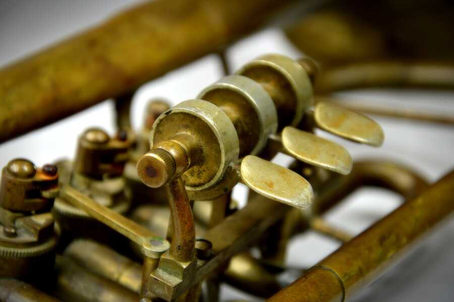 Trompeten werden von Metallblasinstrumentmachern gebaut und reaturiert