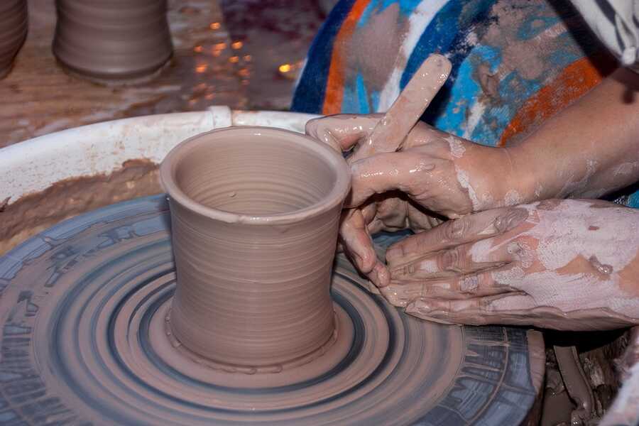 Keramiker bei der Arbeit