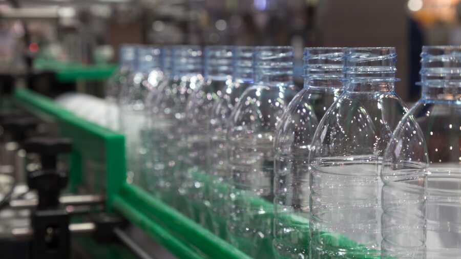Kunststofftechnologen EFZ stellen auch PET-Flaschen her.
