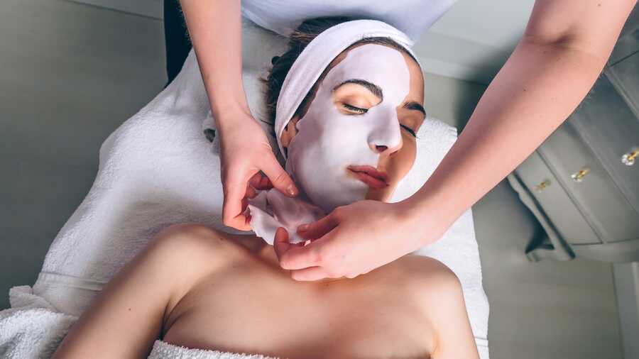 Kosmetiker (m/w/d) pflegen die Haut ihrer Kunden.