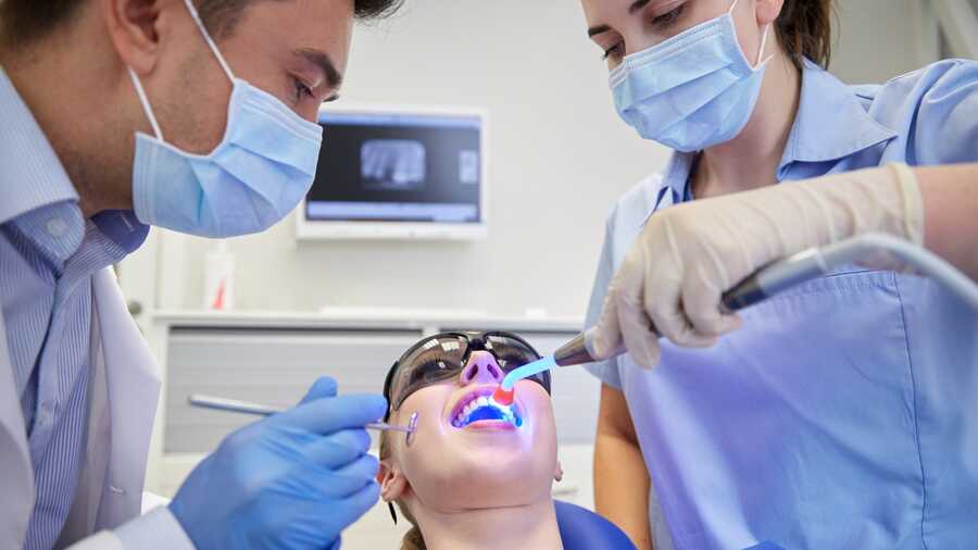 Zahnmedizinische Fachangestellte bei der Arbeit