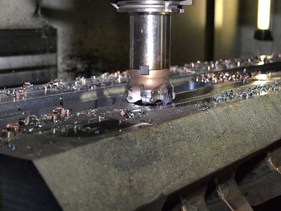 Metallfeinbearbeiter bei der Arbeit