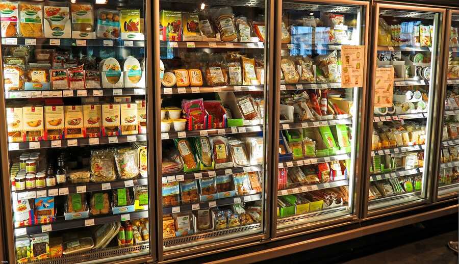 Der Kältesystem-Planer planen den Bau von Kühlanlagen wie Kühlschränke in Supermärkten.