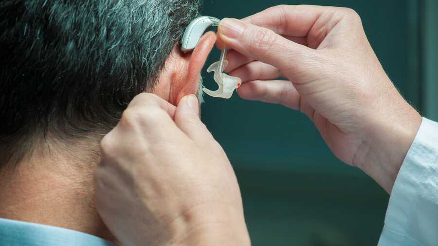 Hörakustiker betreuen Menschen mit Hörstörungen