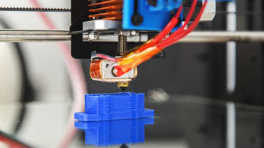 Ein 3D-Drucker druckt eine Form aus Kunststoff.