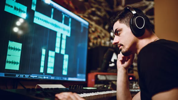 Musikproduzent / Musikproduzentin