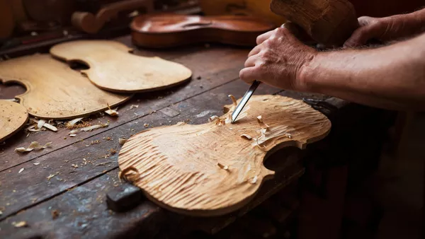 Geigenbauer / Geigenbauerin