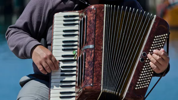 Handzuginstrumentenmacher / Handzuginstrumentenmacherin