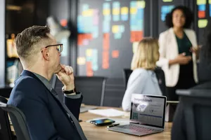 Mit einem Wirtschaftsstudium löst du betriebswirtschaftliche Fragestellungen