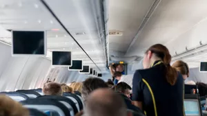 Flugbegleiterin / Flugbegleiter
