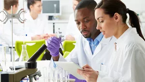 Technischer Assistent für chemische und biologische Laboratorien