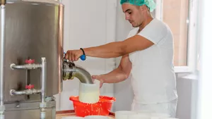 Milchtechnologe / Operatrice della trasformazione lattiero casearia