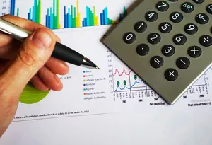 Wirtschaftswissenschaftler bei der Analyse von betriebswirtschaftlichen Kennzahlen