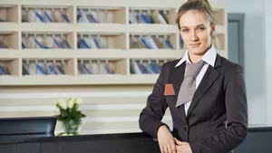Bachelor of Arts BWL - Hotel- und Tourismusmanagement bei der Arbeit