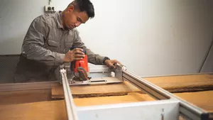 Holztechniker bei der Arbeit.