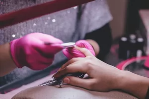 Nageldesigner / Nageldesignerin