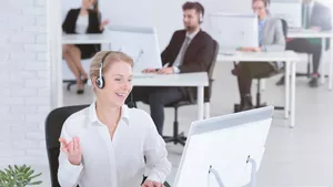 Kauffrau für Dialogmarketing bei der Arbeit.