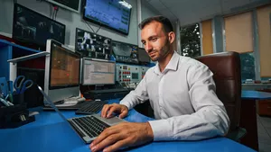 Eisenbahner in der Zugverkehrssteuerung bei der Arbeit