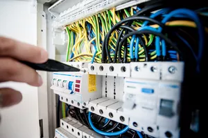 Bachelor of Engineering Industrieelektronik inkl. Berufsausbildung bei der Arbeit