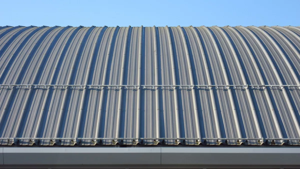 Metallbauer stellen Stahl- und Metallbaukonstruktionen her.