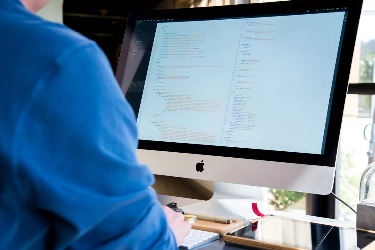 Informations- und kommunikationstechnischer Assistent beim Programmieren