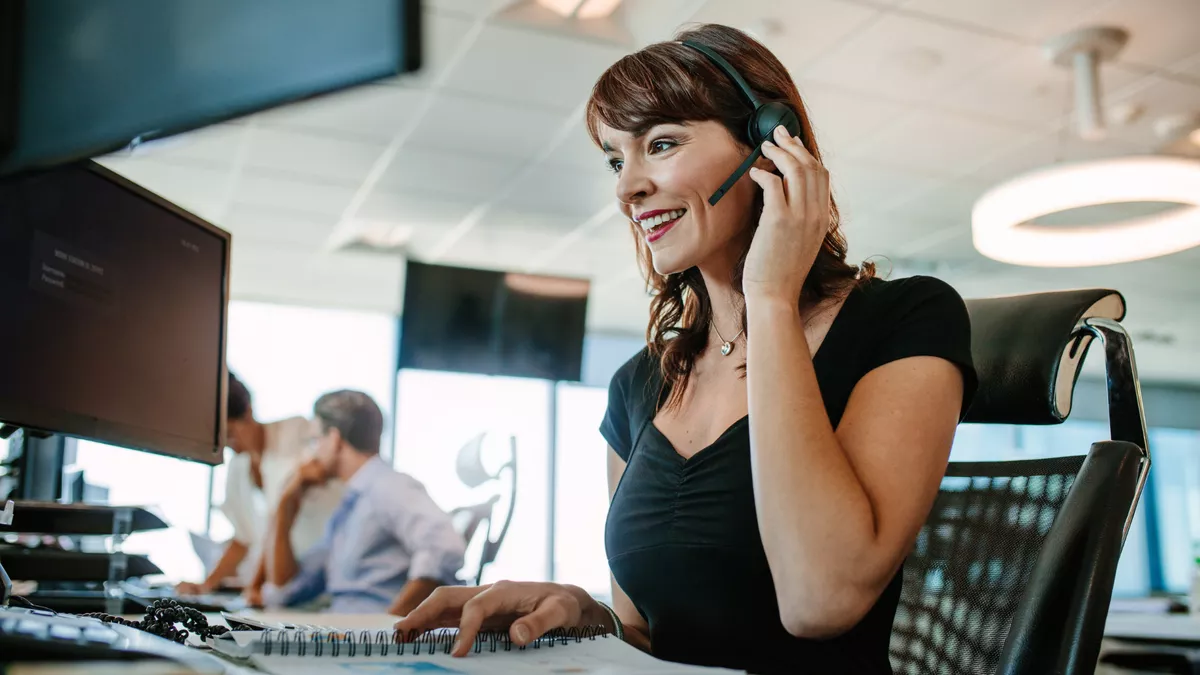 Servicefachkraft für Dialogmarketing bei der Arbeit.