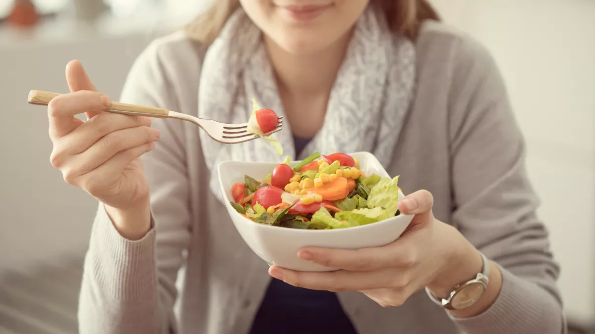 Assistenten für Ernährung und Versorgung servieren Gerichte wie dieses