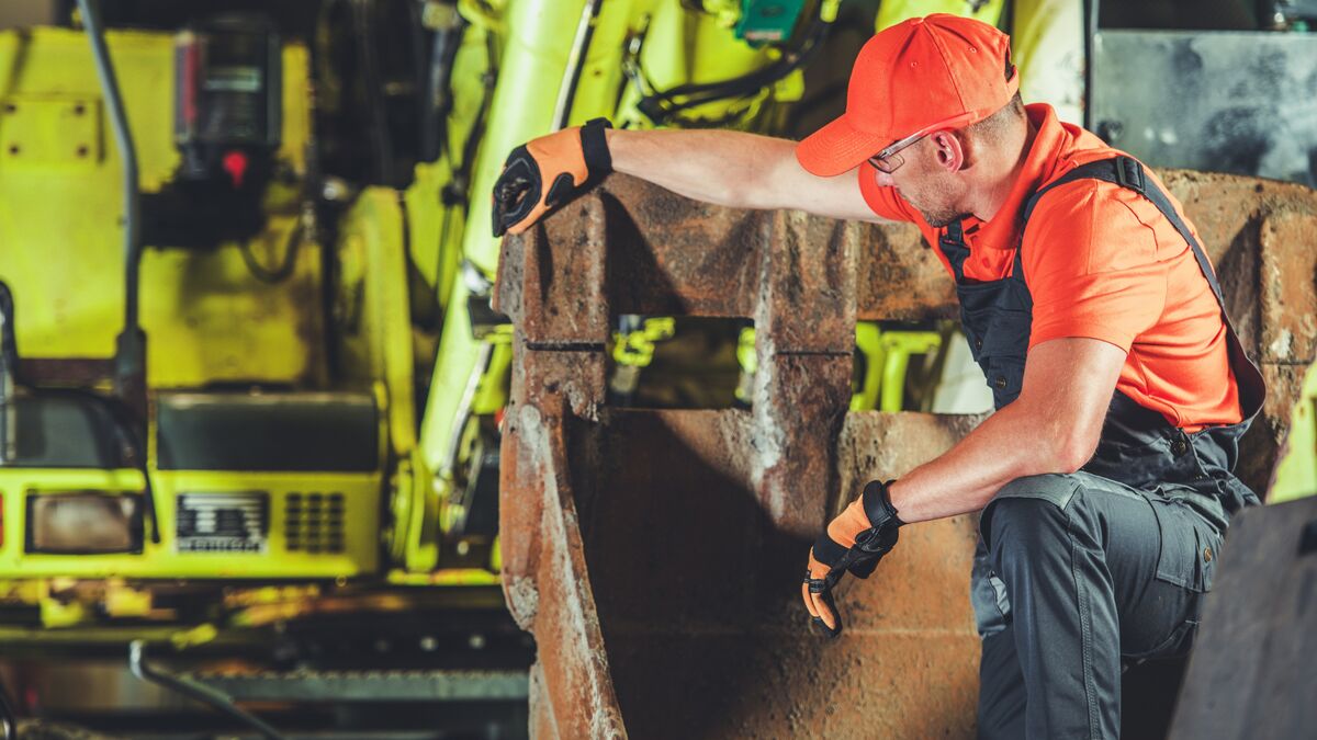 Land- und Baumaschinenmechatroniker bei der Arbeit