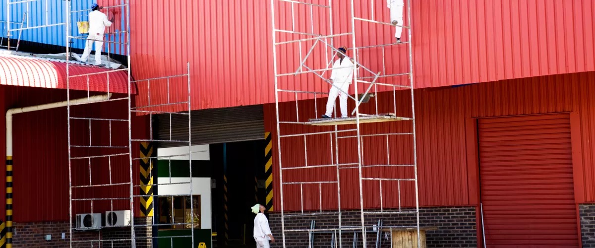 Industrielackierer bei der Arbeit