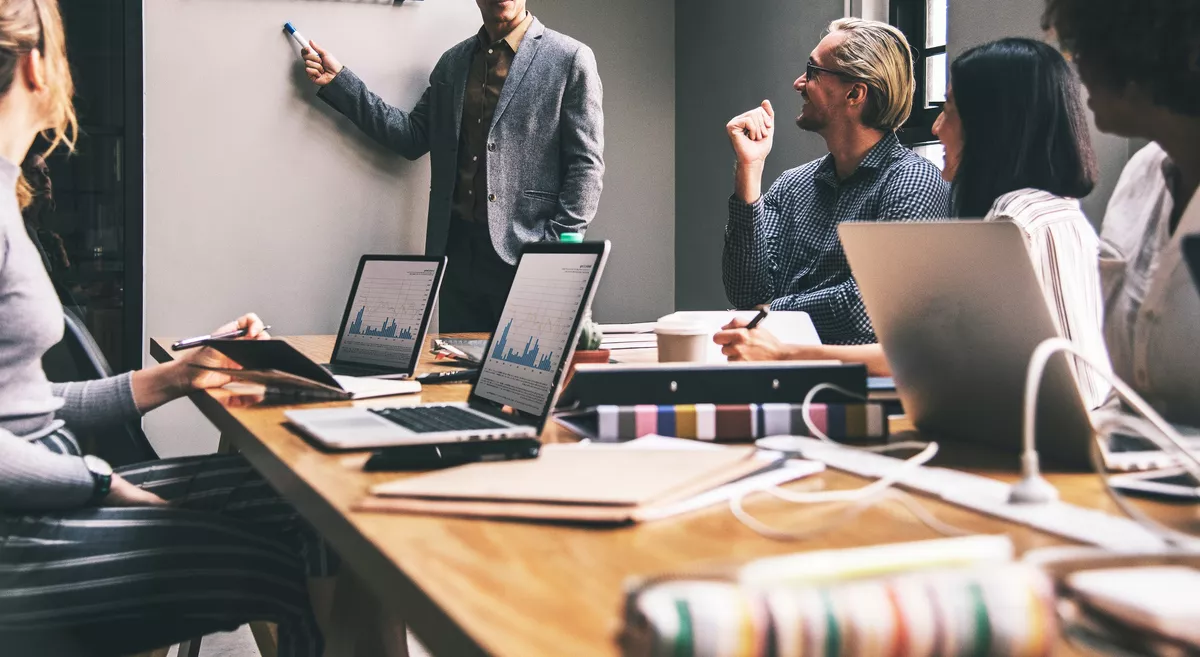 Als Absolvent arbeitest du viel im Team und an Projekten.