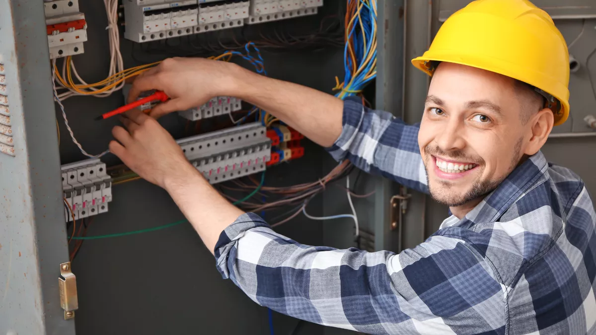 Elektroniker EFZ bei der Arbeit